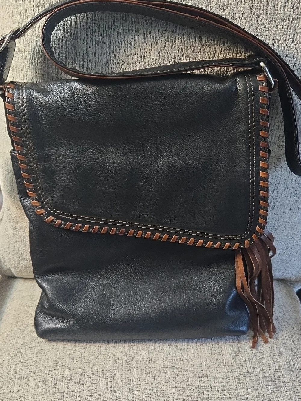 New YORK Leather Crossbody Bag with Whipstitched Contrasting Brown Trim 10 X 12